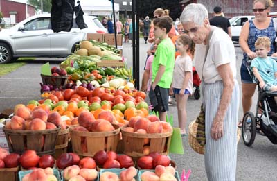 farmers market apples and vegetables