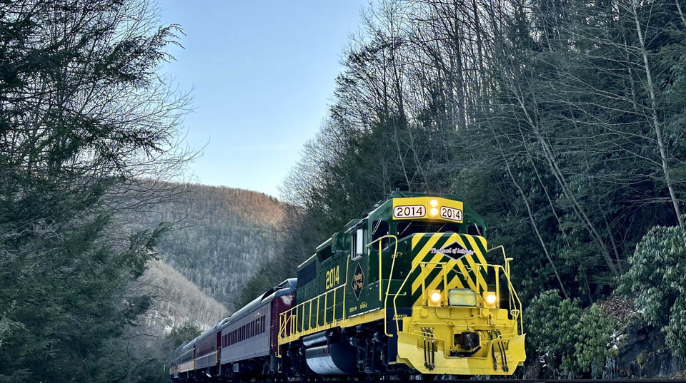 train moving thru mountians