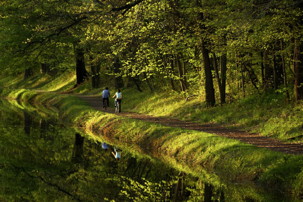 couple cycling on delaware canal