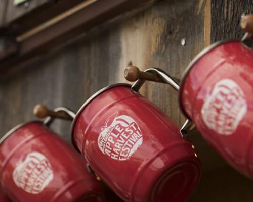 hanging apple cider mugs