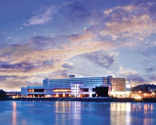 An exterior picture of Rivers Casino and the Ohio River at dusk in Pittsburgh, Pennsylvania